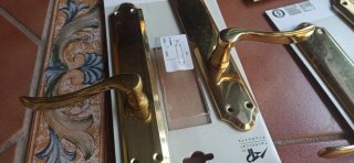 Manillas de puerta doradas