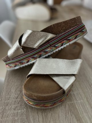 Sandalias doradas y multicolor