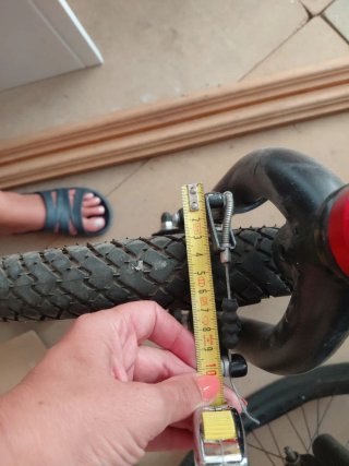 Bicicleta roja BMX para saltos, entrega en mano