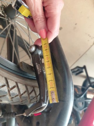 Bicicleta roja BMX para saltos, entrega en mano