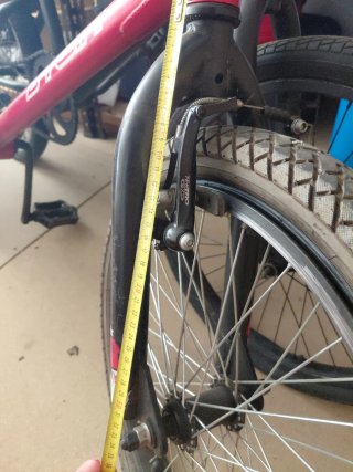 Bicicleta roja BMX para saltos, entrega en mano