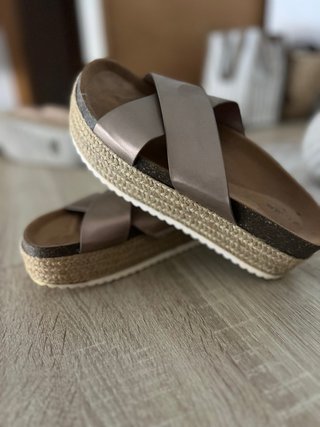 Sandalias doradas de plataforma