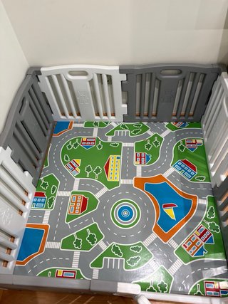 Parque infantil con suelo acolchado