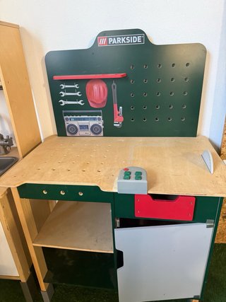 Cocinita y mesa de herramientas para niños