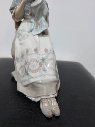 Figura Lladró "Bordadora Insular" 30 cm.