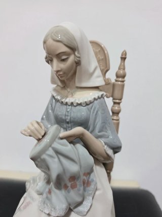 Figura Lladró "Bordadora Insular" 30 cm.