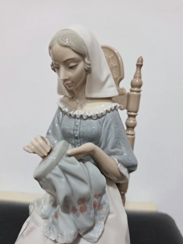 Figura Lladró "Bordadora Insular" 30 cm.