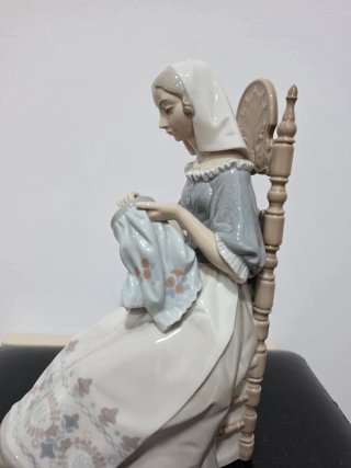 Figura Lladró "Bordadora Insular" 30 cm.
