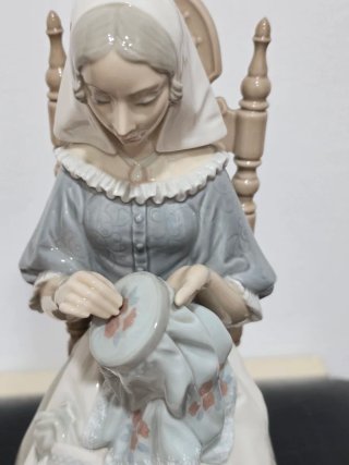 Figura Lladró "Bordadora Insular" 30 cm.