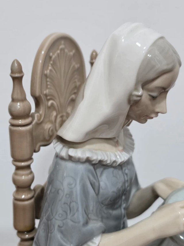 Figura Lladró "Bordadora Insular" 30 cm.
