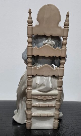 Figura Lladró "Bordadora Insular" 30 cm.