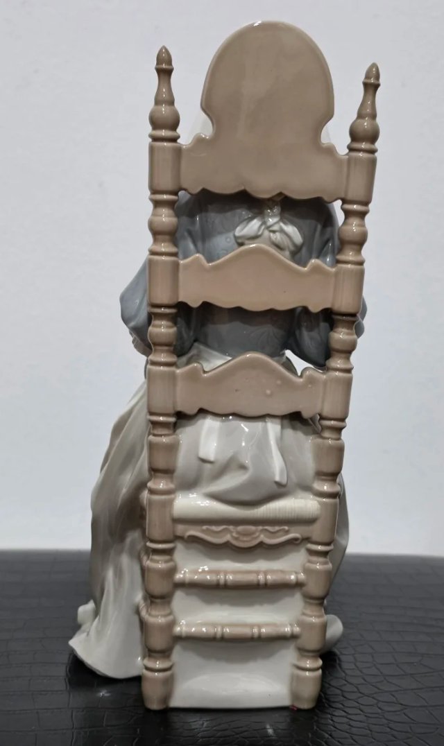 Figura Lladró "Bordadora Insular" 30 cm.