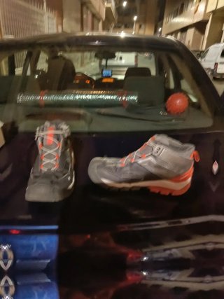 Zapatillas de montaña grises y naranjas