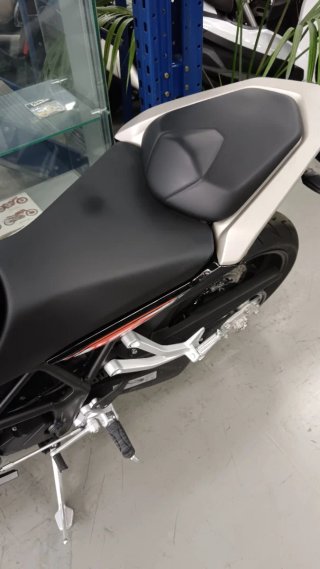 Kove NK Moto Naked Gris y Naranja