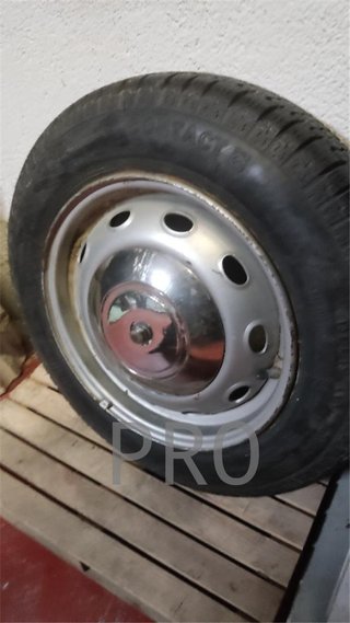 Llanta Renault 4L antiguo