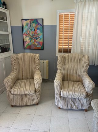 Dos sillones orejeros beige