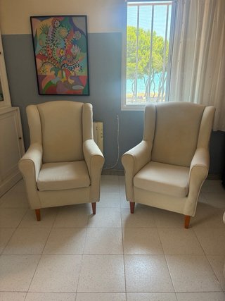 Dos sillones orejeros beige