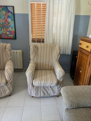 Dos sillones orejeros beige