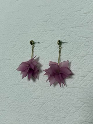 Pendientes largos flor morada y dorados
