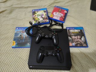 Consola PS4 Negra + 4 Juegos + 2 Mandos