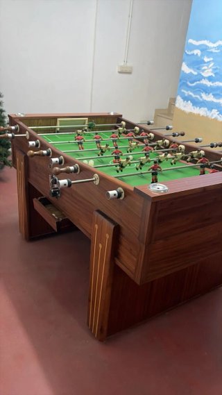Futbolín de madera de roble