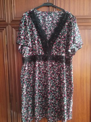 Vestido floral negro con encaje