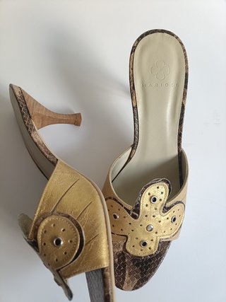 Sandalias Maridel Mules Y2K Oro Serpiente