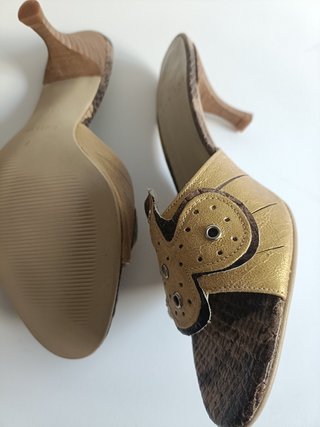 Sandalias Maridel Mules Y2K Oro Serpiente