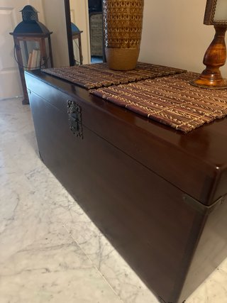 Baúl de madera con detalles rústicos