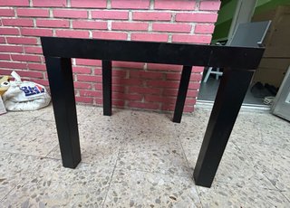 Mesa auxiliar negra de madera