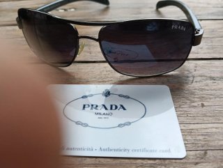 Occhiali da sole Prada perfetti nella loro custodi