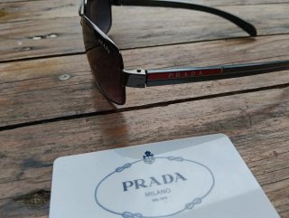 Occhiali da sole Prada perfetti nella loro custodi