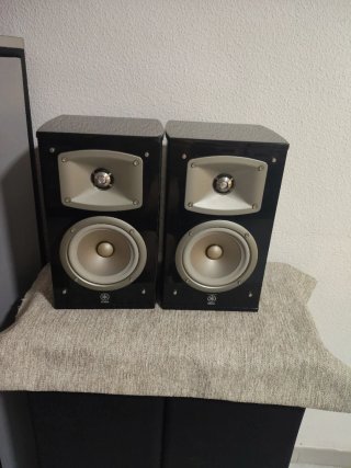 Altavoces Yamaha Negros y Plateados