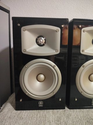 Altavoces Yamaha Negros y Plateados