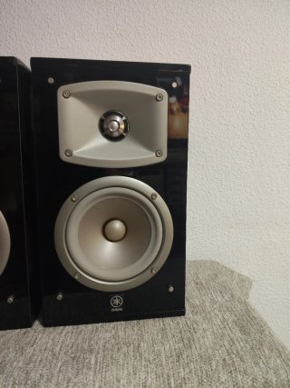 Altavoces Yamaha Negros y Plateados