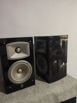 Altavoces Yamaha Negros y Plateados