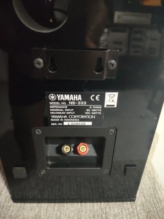 Altavoces Yamaha Negros y Plateados