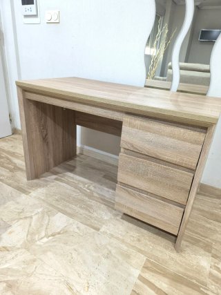 Escritorio de madera con cajones