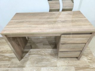 Escritorio de madera con cajones