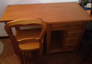 Escritorio de madera con cajones