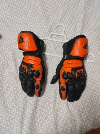 Pantalón y guantes