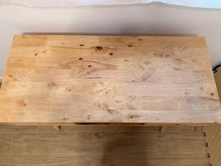 Escritorio de madera con cajones