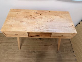 Escritorio de madera con cajones