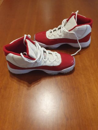 Jordan 11 Cherry Rojas y Blancas