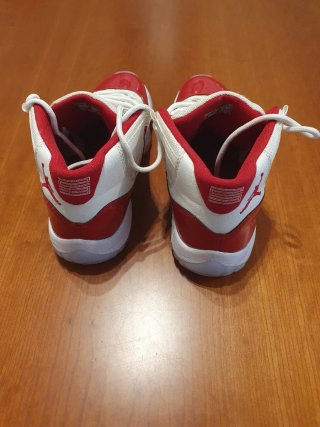 Jordan 11 Cherry Rojas y Blancas