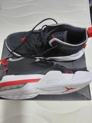 Zapatilla Jordan Negra y Rojo y blanco