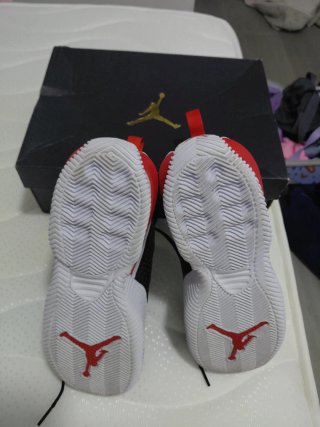 Zapatilla Jordan Negra y Rojo y blanco