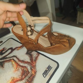 Sandalias de verano con flecos y pedrería
