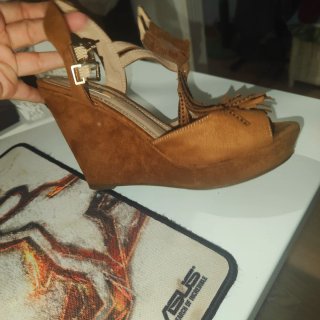 Sandalias de verano con flecos y pedrería