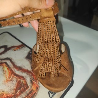 Sandalias de verano con flecos y pedrería